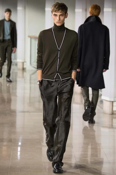 Look 15